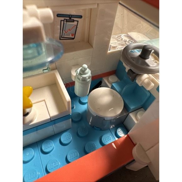 Lego Friends 41445 Vet Clinic Ambulance Vehicle - Picture 8 of 11